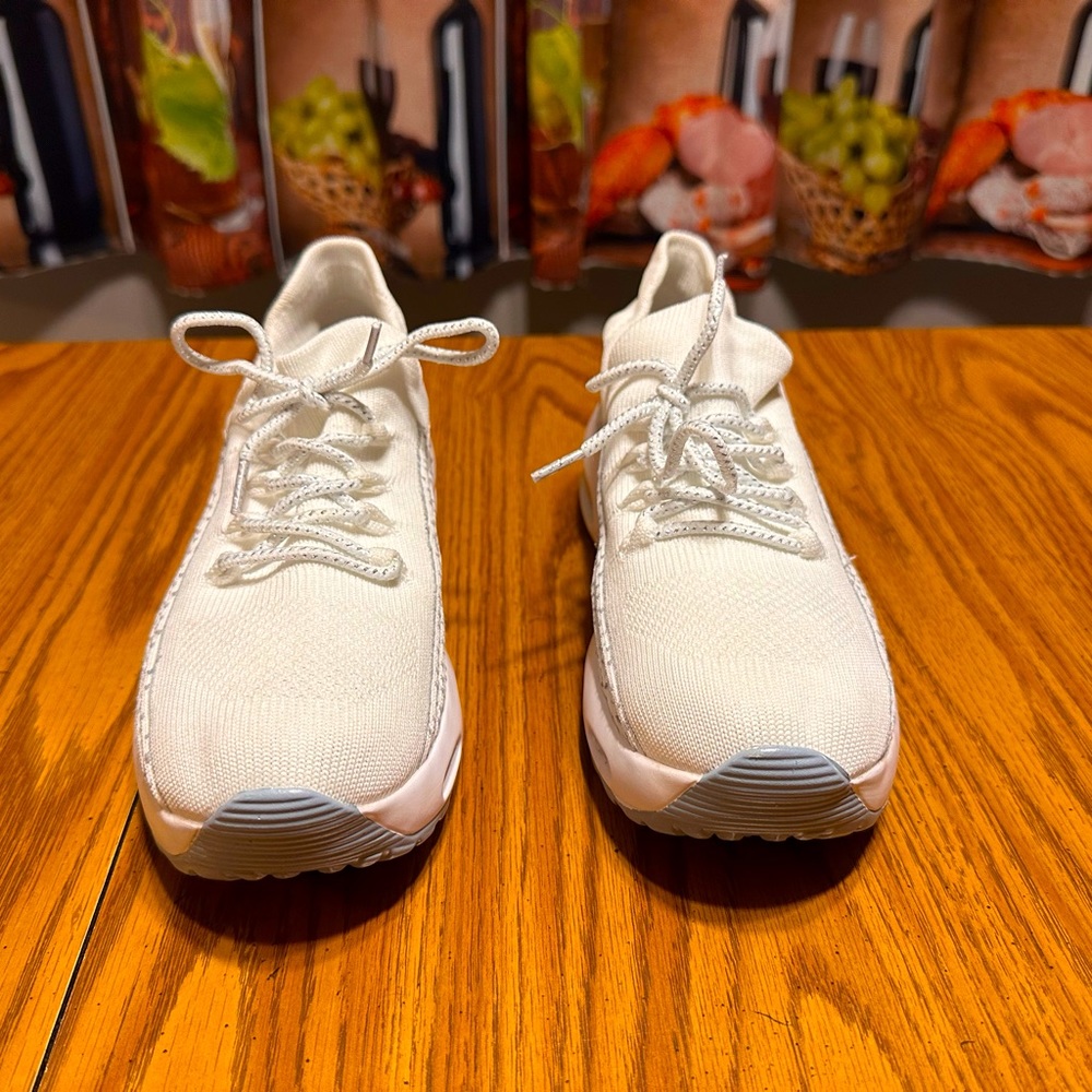 Mishansha Women low top sneakers size 9 White